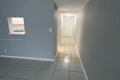 Снять в аренду кондоминиум в Тамарак, Флорида 1 спальня, 69.68м2, № 1848877 - фото 3