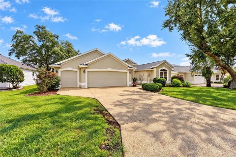 House in The Villages, Florida 3 bedrooms, 192.21 sq.m. № 2410462 - photo 4