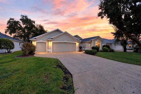 House in The Villages, Florida 3 bedrooms, 192.21 sq.m. № 2410462 - photo 3