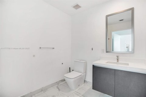 Condo in Miami, Florida, 2 bedrooms  № 1863724 - photo 13