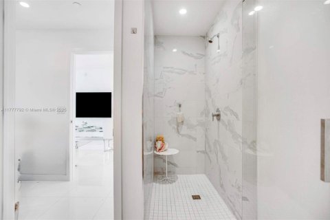 Condo in Miami, Florida, 2 bedrooms  № 1863724 - photo 12