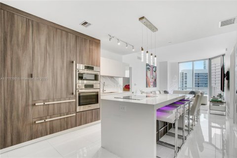 Condo in Miami, Florida, 2 bedrooms  № 1863724 - photo 5