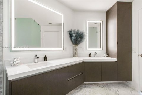Condo in Miami, Florida, 2 bedrooms  № 1863724 - photo 8