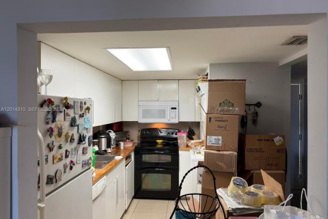 Copropriété à louer à Hialeah Gardens, Floride: 2 chambres, 89.19 m2 № 2076411 - photo 2
