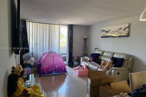 Copropriété à louer à Hialeah Gardens, Floride: 2 chambres, 89.19 m2 № 2076411 - photo 4