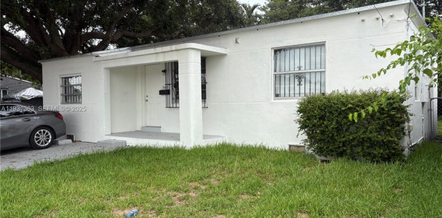 Дом в Майами, Флорида 3 спальни, 108.42м2 № 1990000