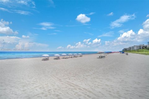 Condominio en venta en Surfside, Florida, 1 dormitorio, 86.12 m2 № 2181603 - foto 4