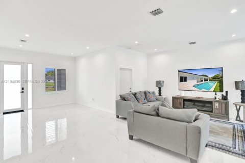 House in Cutler Bay, Florida 4 bedrooms, 213.49 sq.m. № 2428567 - photo 9