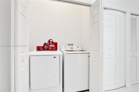 House in Cutler Bay, Florida 4 bedrooms, 213.49 sq.m. № 2428567 - photo 23