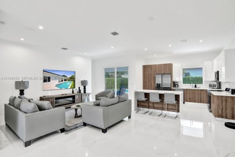 House in Cutler Bay, Florida 4 bedrooms, 213.49 sq.m. № 2428567 - photo 6