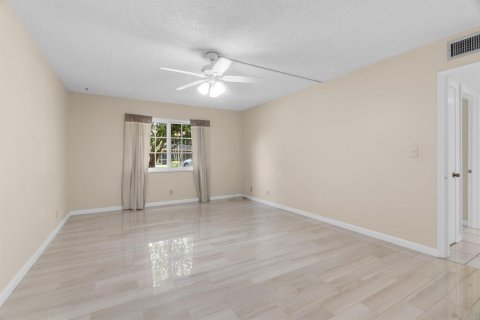 Condo in Wilton Manors, Florida, 2 bedrooms  № 2083643 - photo 12