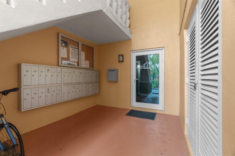 Condo in Wilton Manors, Florida, 2 bedrooms  № 2083643 - photo 23