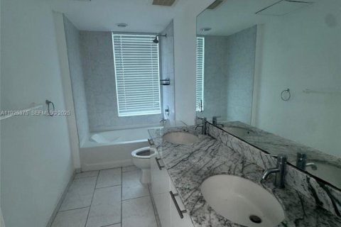 Condo in Miami, Florida, 1 bedroom  № 1985708 - photo 1