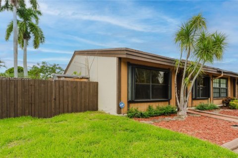 Купить виллу или дом в Пемброк-Пайнс, Флорида 2 спальни, 111.11м2, № 1929888 - фото 3