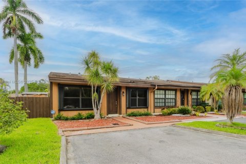 Купить виллу или дом в Пемброк-Пайнс, Флорида 2 спальни, 111.11м2, № 1929888 - фото 2