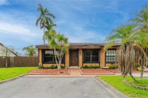 Купить виллу или дом в Пемброк-Пайнс, Флорида 2 спальни, 111.11м2, № 1929888 - фото 1