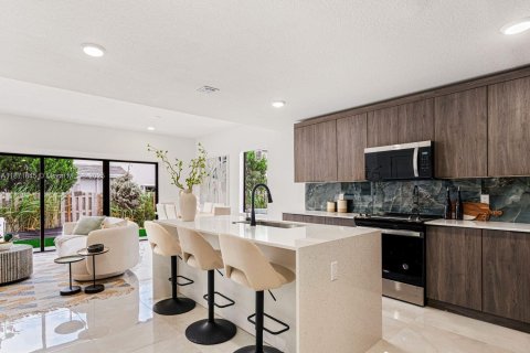 Townhouse in Florida City, Florida 4 bedrooms № 1922203 - photo 2