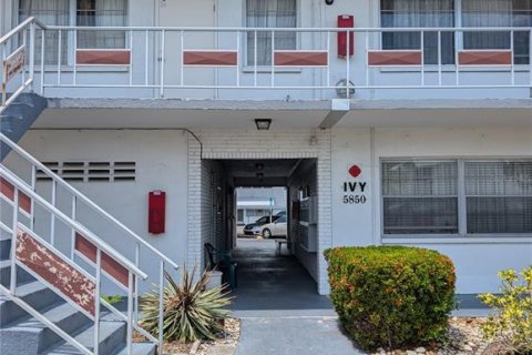 Condo in Saint Petersburg, Florida, 1 bedroom № 2196768