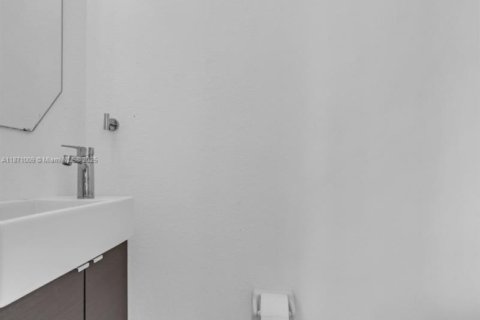 House in Doral, Florida 5 bedrooms, 339.09 sq.m. № 1897857 - photo 10