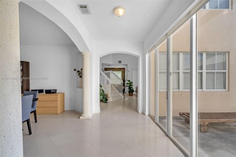 House in Doral, Florida 5 bedrooms, 339.09 sq.m. № 1897857 - photo 5