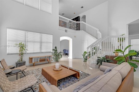 House in Doral, Florida 5 bedrooms, 339.09 sq.m. № 1897857 - photo 9