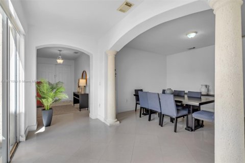 House in Doral, Florida 5 bedrooms, 339.09 sq.m. № 1897857 - photo 6