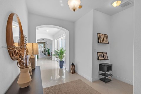 House in Doral, Florida 5 bedrooms, 339.09 sq.m. № 1897857 - photo 4