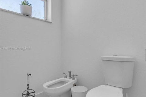 House in Doral, Florida 5 bedrooms, 339.09 sq.m. № 1897857 - photo 20