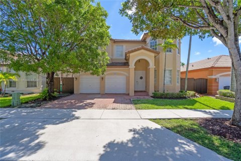 House in Doral, Florida 5 bedrooms, 339.09 sq.m. № 1897857 - photo 1