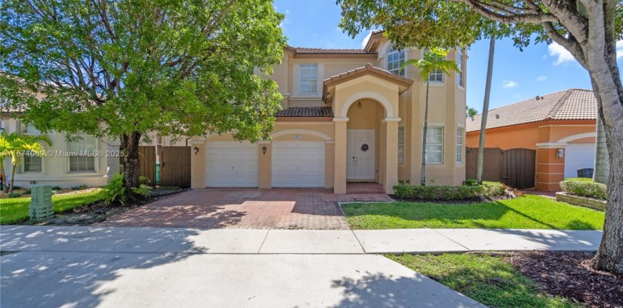 House in Doral, Florida 5 bedrooms, 339.09 sq.m. № 1897857