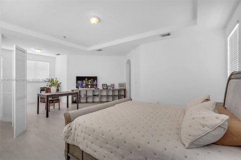 House in Doral, Florida 5 bedrooms, 339.09 sq.m. № 1897857 - photo 16