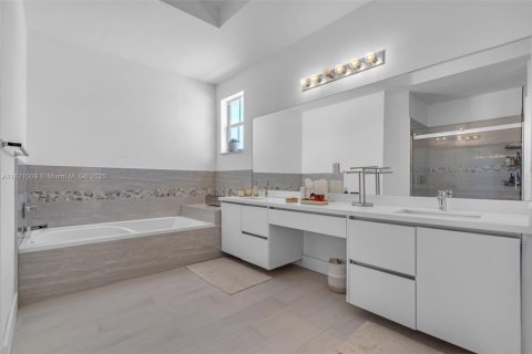 House in Doral, Florida 5 bedrooms, 339.09 sq.m. № 1897857 - photo 18
