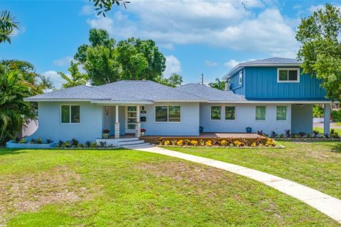 House in Saint Petersburg, Florida 5 bedrooms, 266.72 sq.m. № 2215552
