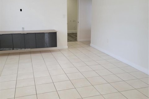 House in Homestead, Florida 4 bedrooms, 152.45 sq.m. № 2402445 - photo 3