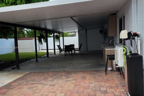 House in Homestead, Florida 4 bedrooms, 152.45 sq.m. № 2402445 - photo 25
