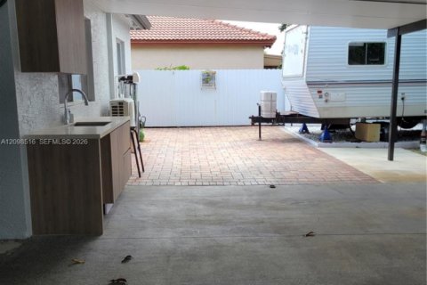 House in Homestead, Florida 4 bedrooms, 152.45 sq.m. № 2402445 - photo 20