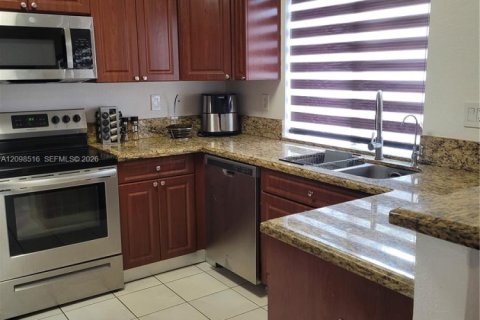 House in Homestead, Florida 4 bedrooms, 152.45 sq.m. № 2402445 - photo 17