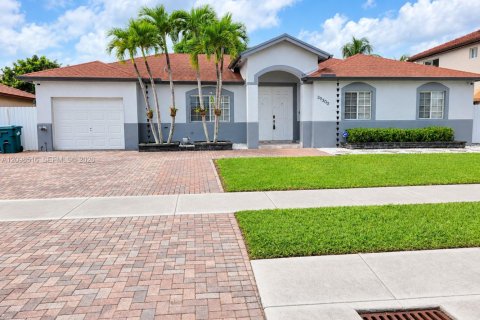 House in Homestead, Florida 4 bedrooms, 152.45 sq.m. № 2402445