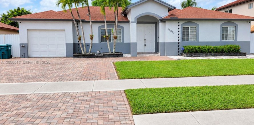 House in Homestead, Florida 4 bedrooms, 152.45 sq.m. № 2402445