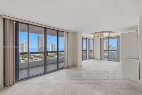 Condo in Aventura, Florida, 2 bedrooms  № 2087359 - photo 17