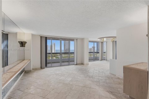 Condo in Aventura, Florida, 2 bedrooms  № 2087359 - photo 23