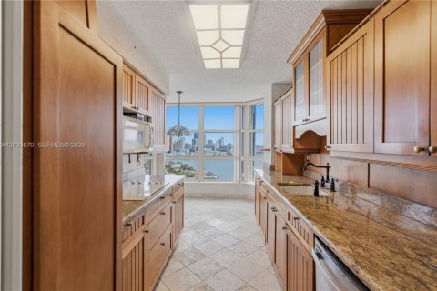 Condo in Aventura, Florida, 2 bedrooms  № 2087359 - photo 27