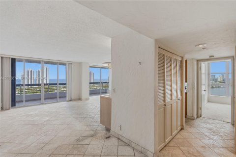 Condo in Aventura, Florida, 2 bedrooms  № 2087359 - photo 21
