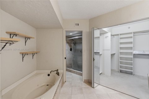 Condo in Aventura, Florida, 2 bedrooms  № 2087359 - photo 25