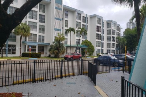 Condo in Sunny Isles Beach, Florida, 1 bedroom  № 1846018 - photo 1