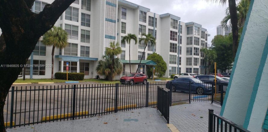 Condo in Sunny Isles Beach, Florida, 1 bedroom № 1846018