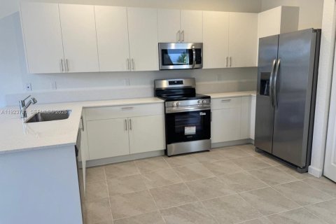 Снять в аренду виллу или дом в Пемброк-Пайнс, Флорида 3 спальни, 166.02м2, № 1982117 - фото 8