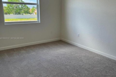 Снять в аренду виллу или дом в Пемброк-Пайнс, Флорида 3 спальни, 166.02м2, № 1982117 - фото 5