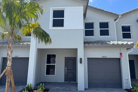 Снять в аренду виллу или дом в Пемброк-Пайнс, Флорида 3 спальни, 166.02м2, № 1982117 - фото 2