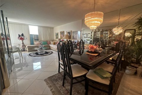 Condo in Hallandale Beach, Florida, 1 bedroom  № 1860431 - photo 11